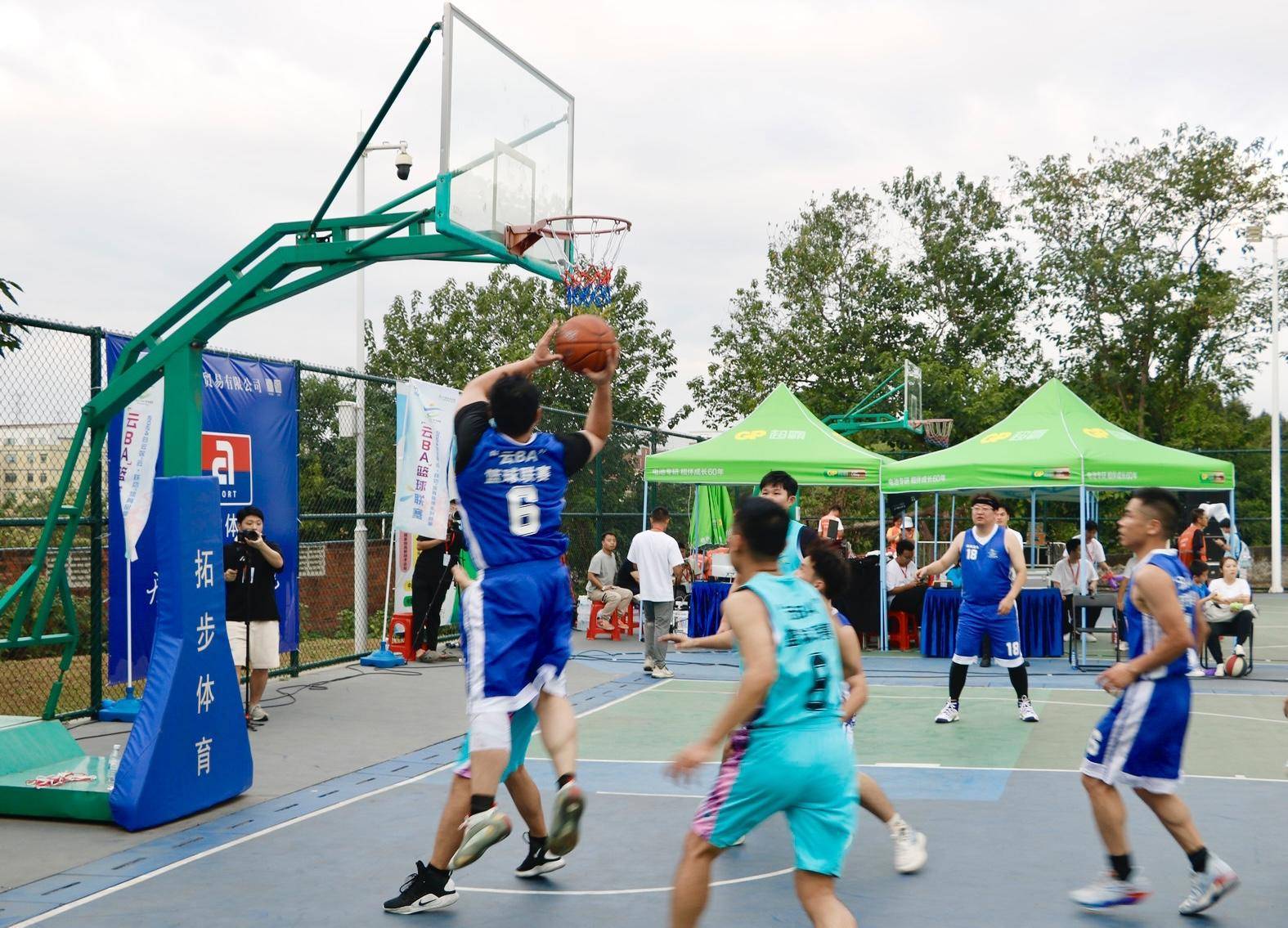 包含篮球盛事：广东选手精湛表现夺得胜利的词条