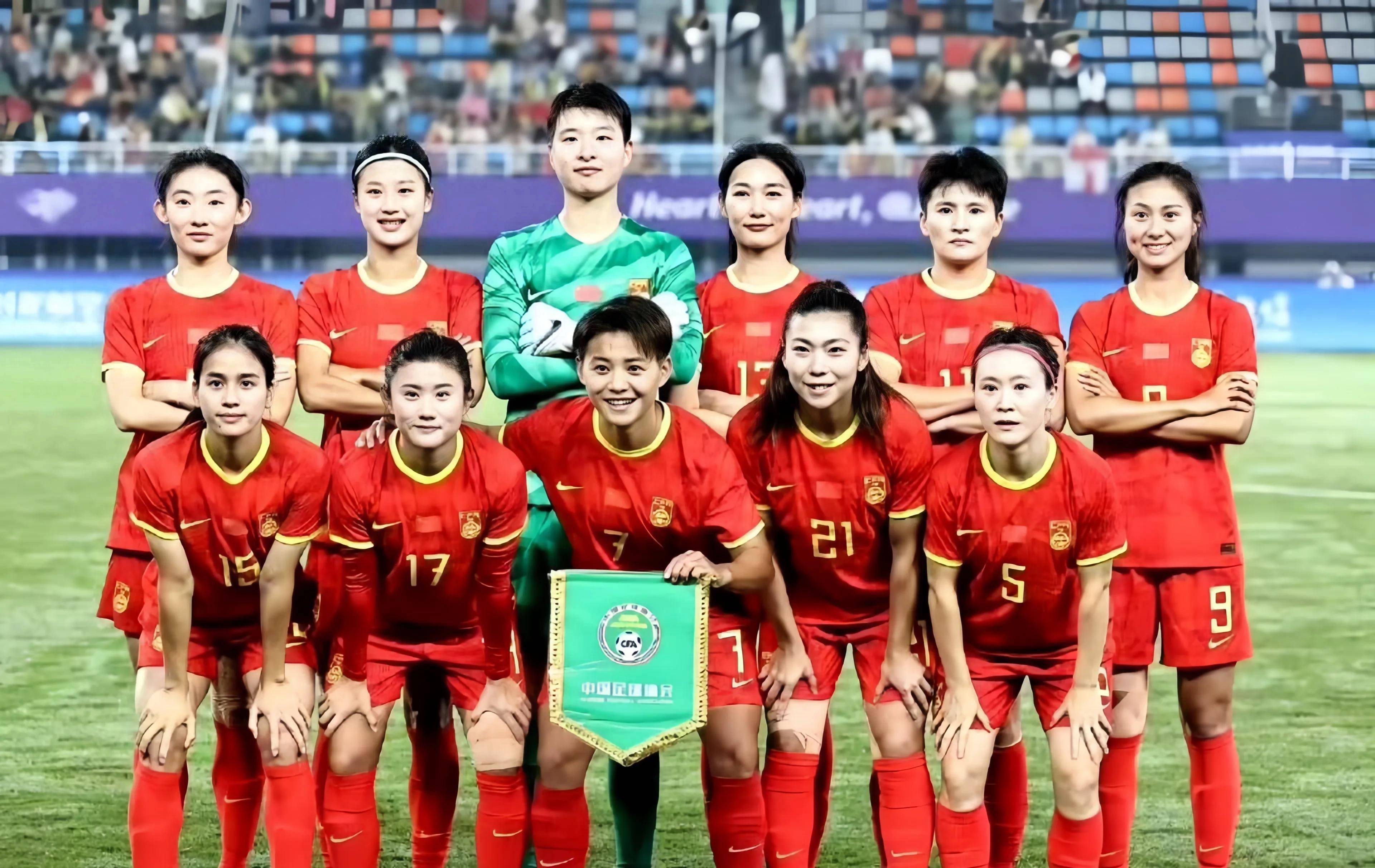 女足比赛中，中国队防守稳健，完胜对手