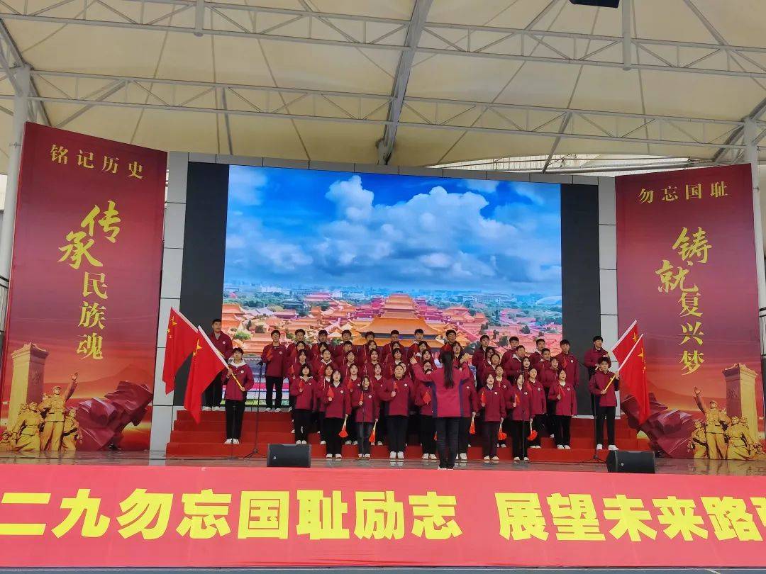 精彩比赛现场掌声不断，气氛热烈