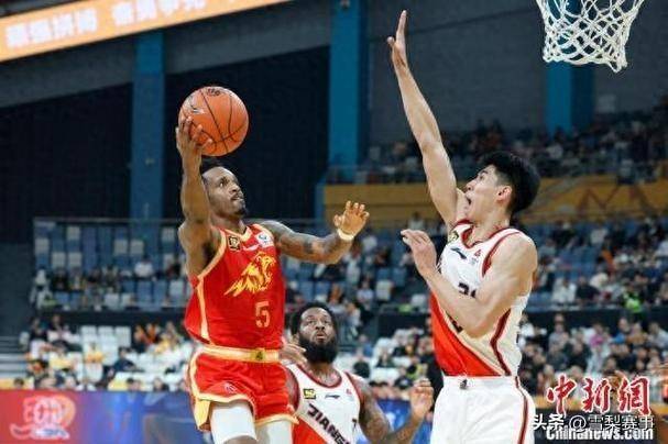 开云体育登录-双方决战攻防较量，谁能在赛场上立于不败
