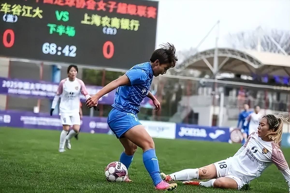包含球员团结应对意外，女足比赛惊险不断的词条
