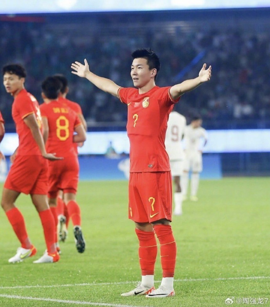 开云体育网页版入口-亚籍球员成为球队新一任队长，领军出征
